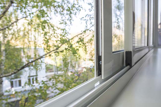 Раздвижное холодное остекление распашными окнами Ликино-Дулёво